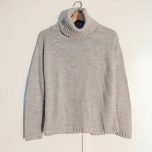 Boohoo • Grey Turtleneck Sweater